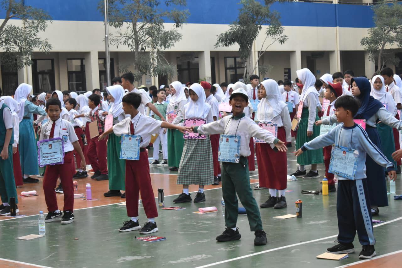 Kepala BBGTK Jabar Tinjau MPLS Ramah Hari Kedua di SMPN 9 Kota Depok, Pimpin Langsung Senam Anak Indonesia Hebat