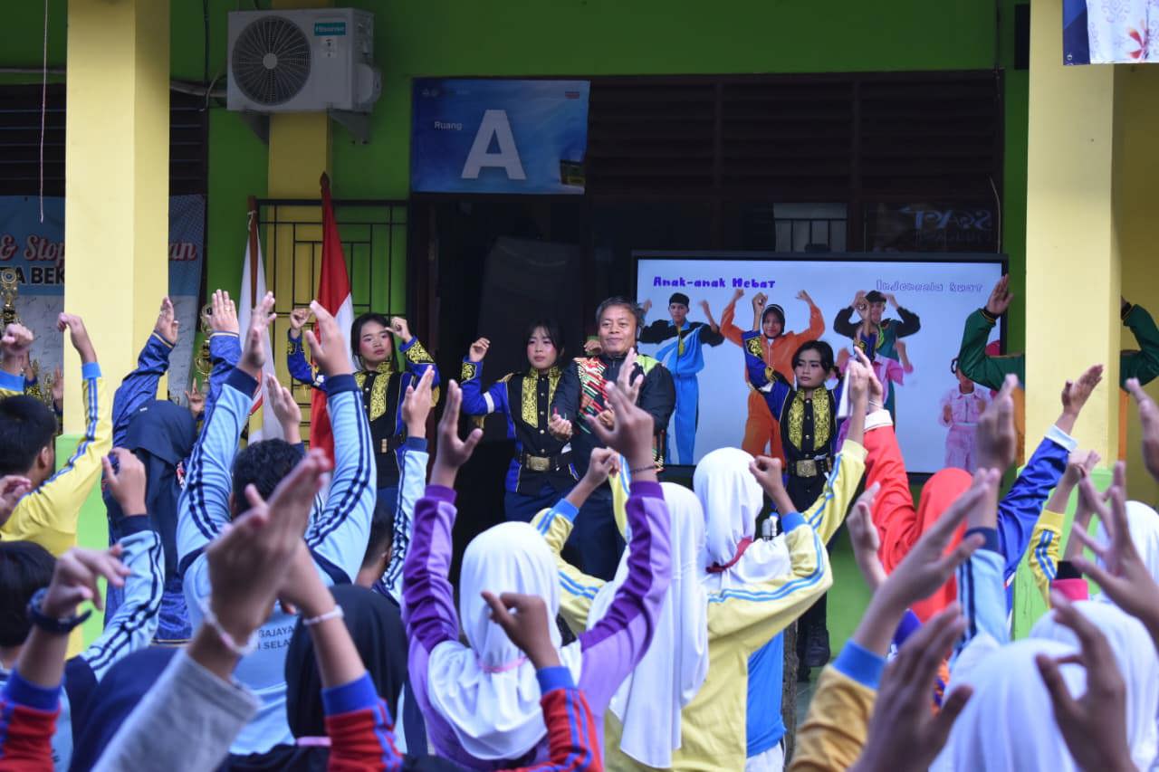 Hari Terakhir MPLS di SMPN 51 Kota Bekasi Berlangsung Meriah, Kepala BBGTK Jabar Pimpin Pagi Ceria dan Berikan Penguatan kepada Warga Sekolah