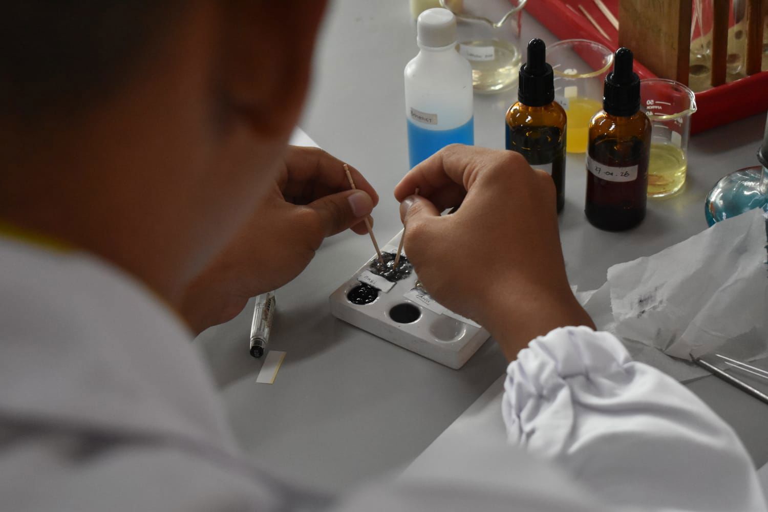 Siswa SMA IT Al-Hanif Ikuti Praktikum IPA di Lab Kimia dan Lab Biologi BBGTK Jabar