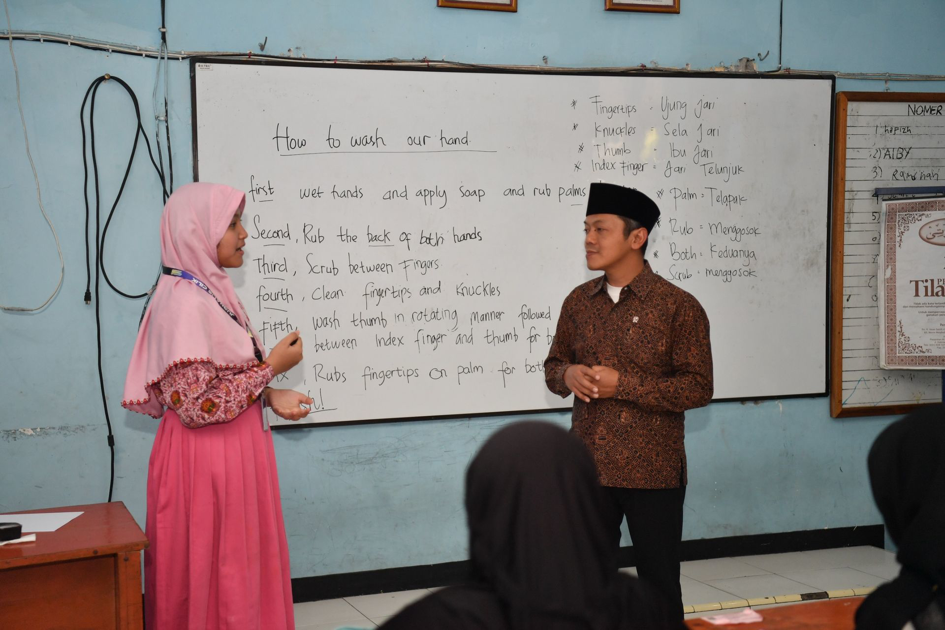 Murid SD di Lamongan Tuai Apresiasi setelah Berani Tampil dan Fasih Berbahasa Inggris