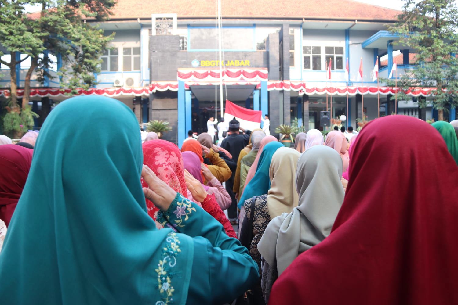 Menghidupkan Semangat Proklamasi dalam Upacara HUT ke-81 RI di BBGTK Jawa Barat