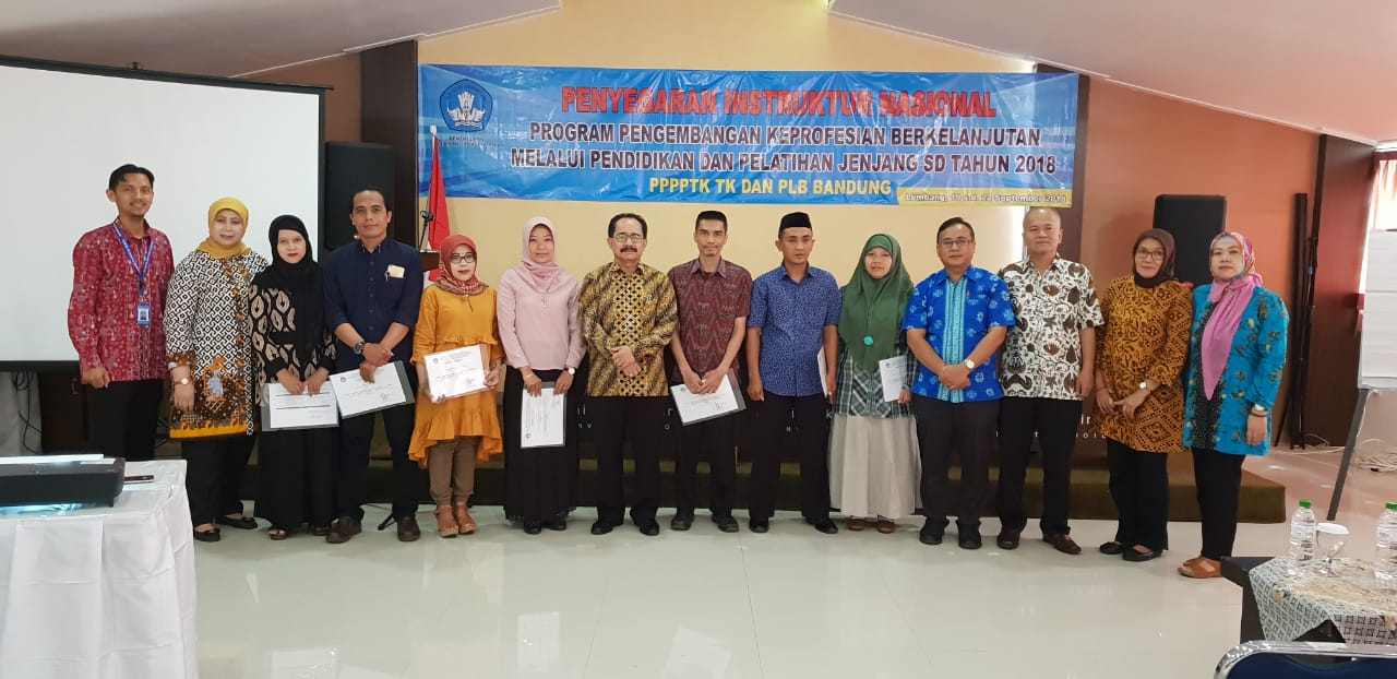 Kepala PPPPTK TK dan PLB Serahkan Sertifikat 9 Peserta Terbaik Penyegaran IN SD Region Lembang