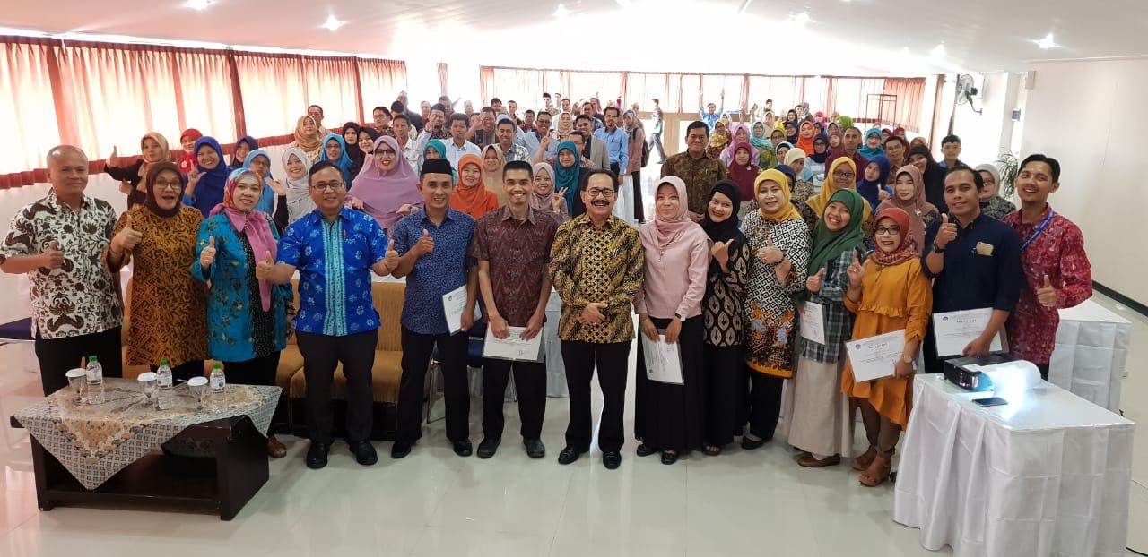 Kepala PPPPTK TK dan PLB Serahkan Sertifikat 9 Peserta Terbaik Penyegaran IN SD Region Lembang