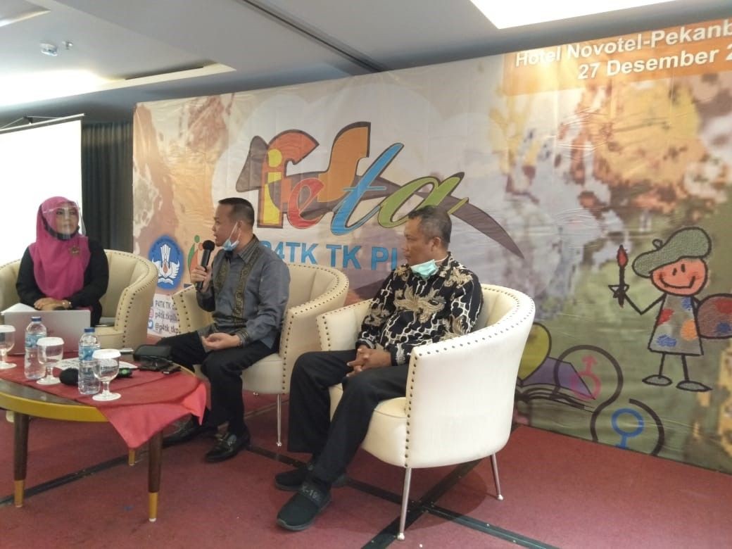 Asyiknya Berkreasi Wayang Botol