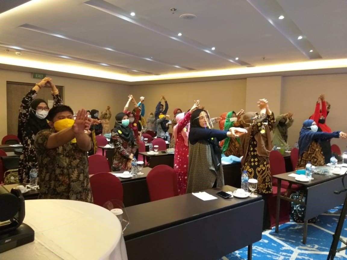 Asyiknya Berkreasi Wayang Botol